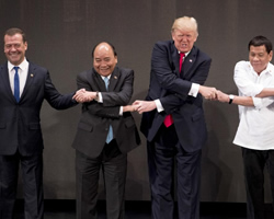 Un abrazo asiático muy  incómodo para Trump.