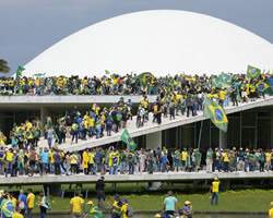Bolsonaristas asaltan al Congreso en Brasilia.