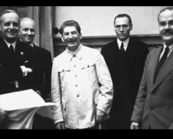 Ribbentrop, Stalin y Molotov durante la firma del pacto ruso-alemán.