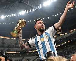 Messi alza la Copa.