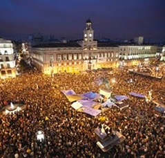 Manifestantes colman la Puerta del Sol.