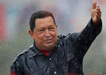 Chávez en campaña, bajo la lluvia.