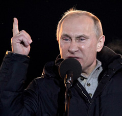 Vladimir Putin arenga a sus partidarios en la noche de su victoria.
