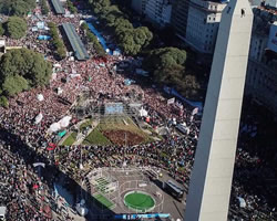 Masiva concentración frente al obelisco.