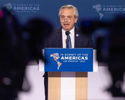 Alberto Fernández en la tribuna del encuentro panamericano en Los Ángeles.