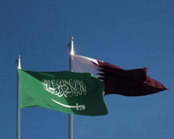Banderas saudí y qatarí.