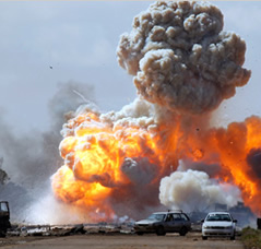 Bomba aliada impacta en vehículos cerca de Bengasi.