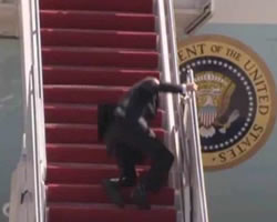 Joe Biden tropieza y cae al abordar la escalerilla del avión presidencial.