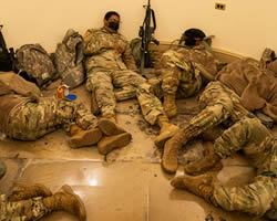 Tropas de la Guardia Nacional acampan en los corredores del Capitolio.