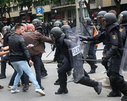 La policía nacional carga contra independentistas.