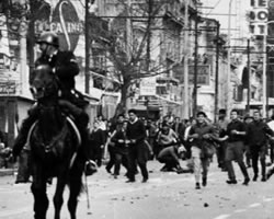 La policía vuelve grupas ante los manifestantes.