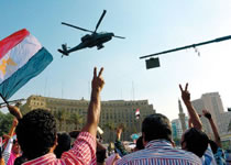 Manifestantes saludando a helicópteros militares.