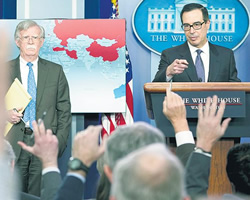 Steve Mnuchin anuncia sanciones contra Venezuela. Al fondo,John Bolton.