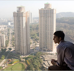 Como Rastignac frente a París, Jamal Malik mira Bombay