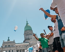 Obreros frente al Congreso. (¨Foto Clarín)