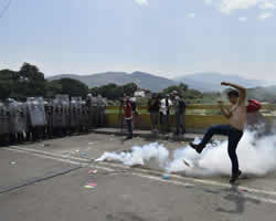 Manifestante fronterizo: mucho ruido y pocas nueces.