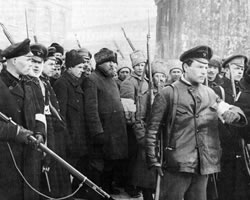 Soldados y estudiantes durante la insurrección de febrero.