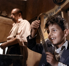 Totó y Alfredo en la cabina de proyección del Cine Paraíso.