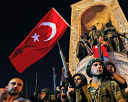 Militares y civiles fraternizan en Estambul.