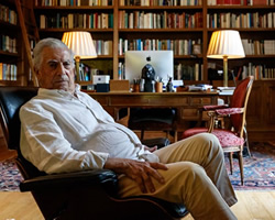 Vargas Llosa en su estudio.